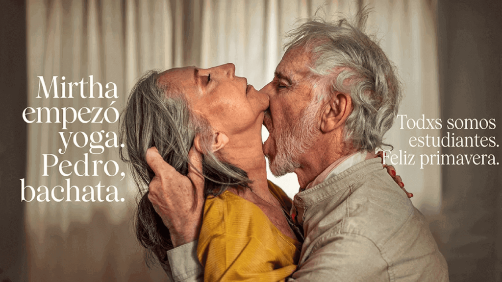 dos personas mayores en una situación sexual: el varón le besa el cuello a la mujer