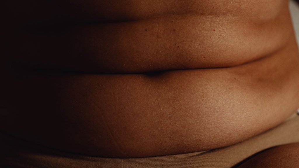 Imagen de un abdomen de una persona sentada.