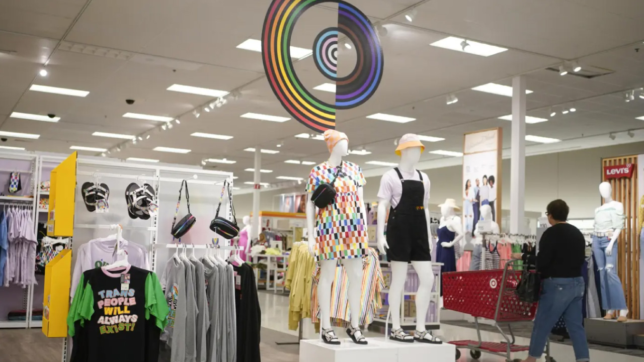Imagen de un local de Target con productos del Orgullo.