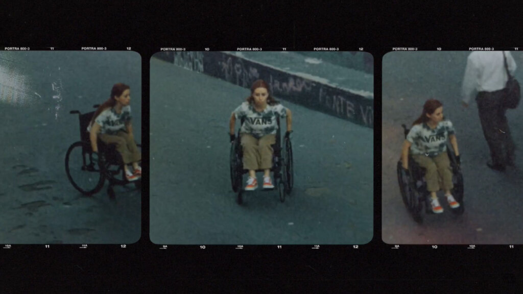 Imagen de una publicidad, donde hay una persona en silla de ruedas andando por la calle , con sus zapatillas Vans.