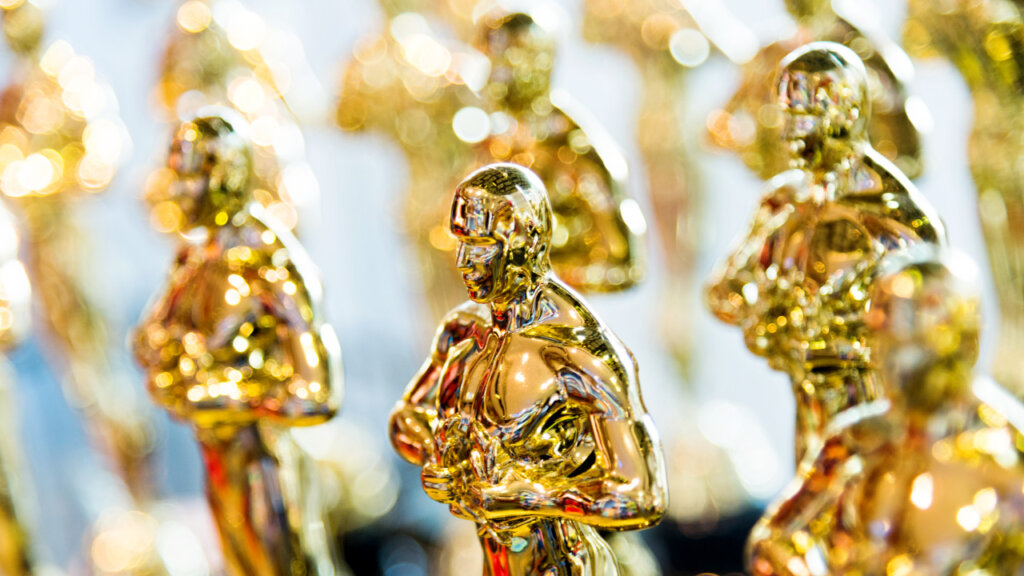 Foto de varios premios Oscar.